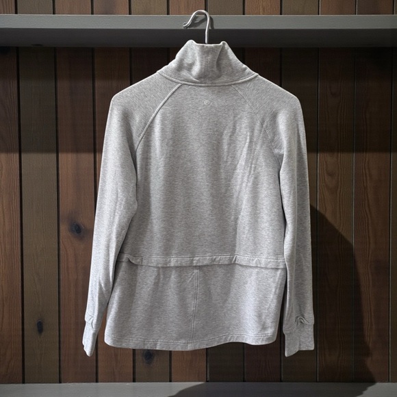 Lululemon Women’s Light Gray Oversized Turtleneck! Size 4! - Picture 2 of 5